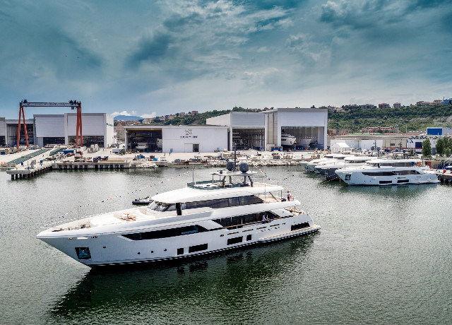 Launch of the fifth Custom Line Navetta 37, destination Brazil