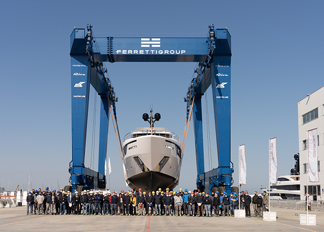 Custom Line vara una nuova Navetta 30, superyacht icona del mare.