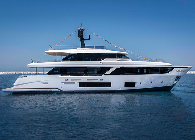 Varato il quattordicesimo superyacht Custom Line Navetta 30: icona di stile e di comfort.