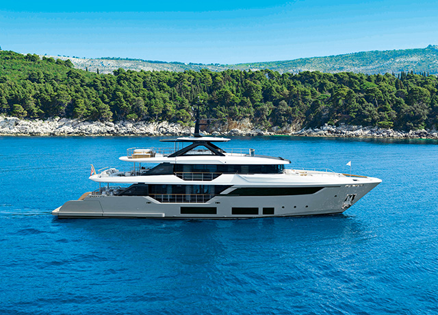 La nuova Custom Line Navetta 38: un capolavoro di eleganza e design.